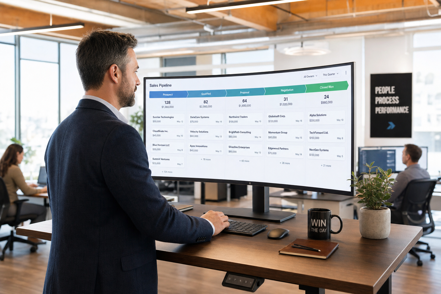 Ein Vertriebsleiter prüft ein einheitliches CRM-Pipeline-Dashboard mit Deals vom Interessenten bis zum Geschäftsabschluss